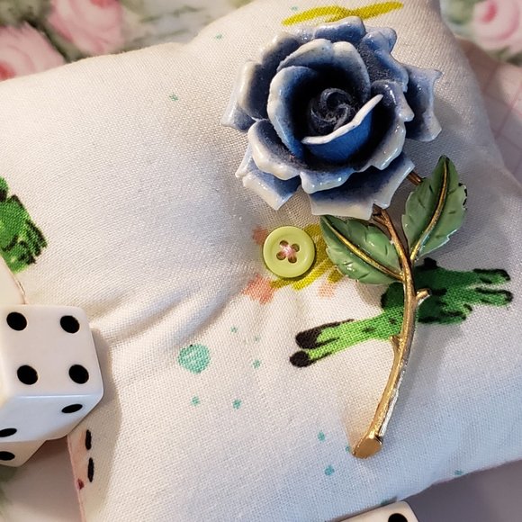 VINTAGE AND LUCITE AND KITSCH, OH MY! - Picture 16 of 16